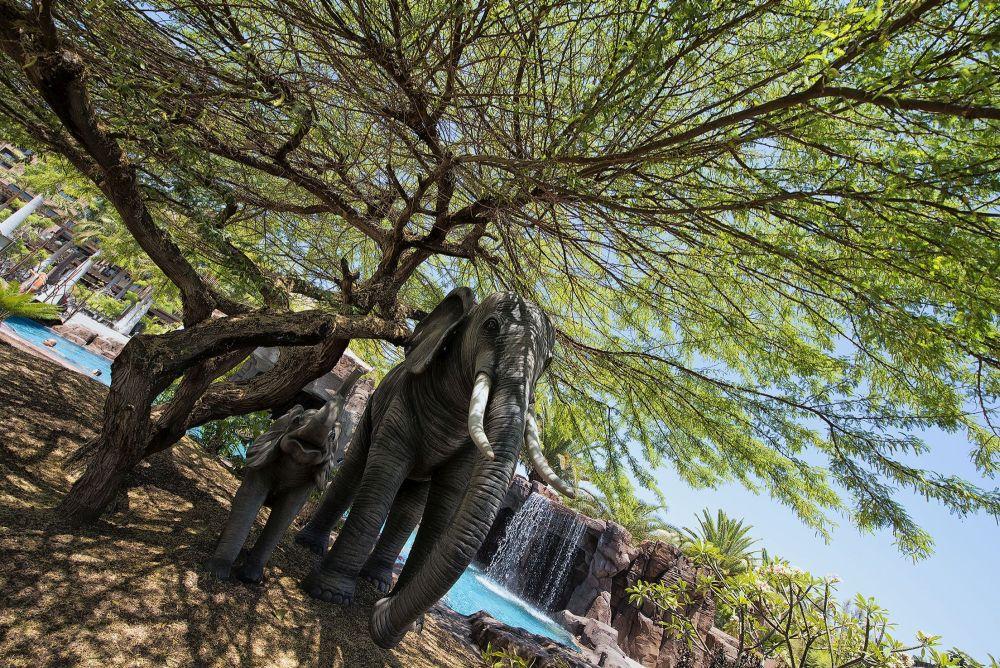 Lopesan Baobab Resort Meloneras Exterior photo The elephant statue at the entrance of the park
